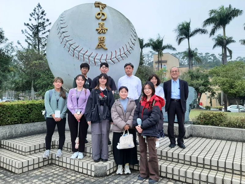 訪團師長及本次參與春季課程的宮崎大學同學、本校導覽同學於KANO棒球園區合影。