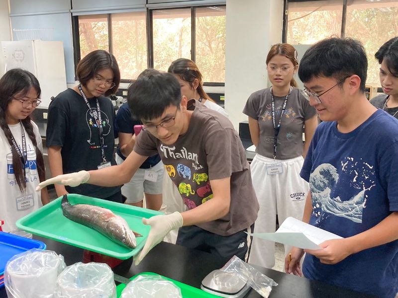 圖2: 坤敬大學訪團至生資系實驗室體驗動物解剖及寄生蟲觀察。(照片由國際處提供)