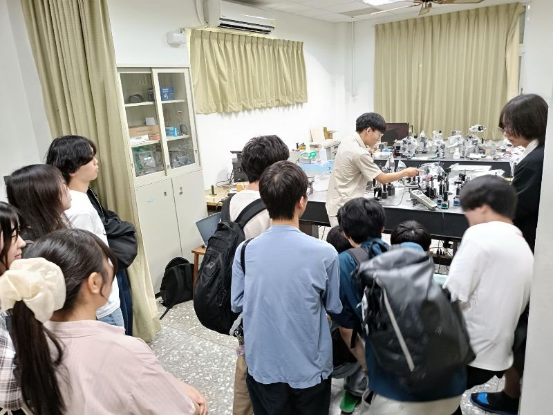 電物系陳致廷同學向石川高專師生介紹實驗室研究。（照片由蘇炯武教授提供）