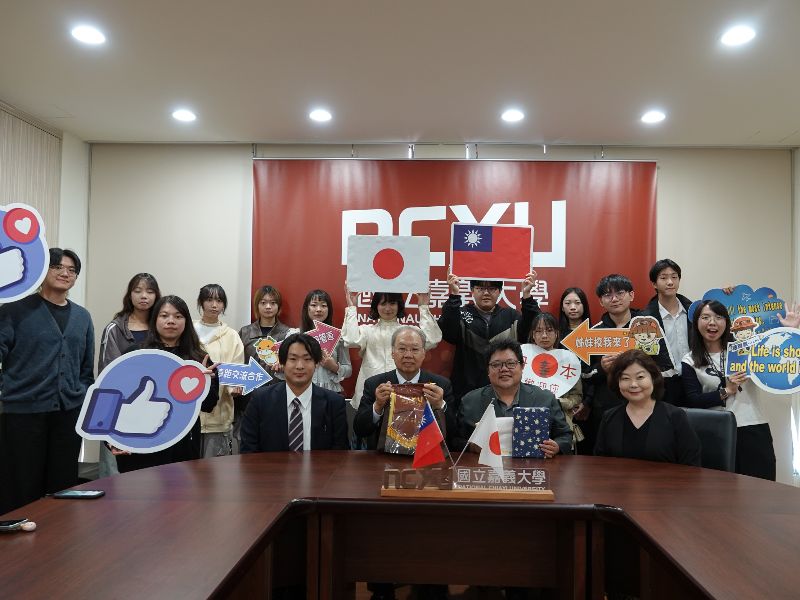 參與講座同學和師長合影。