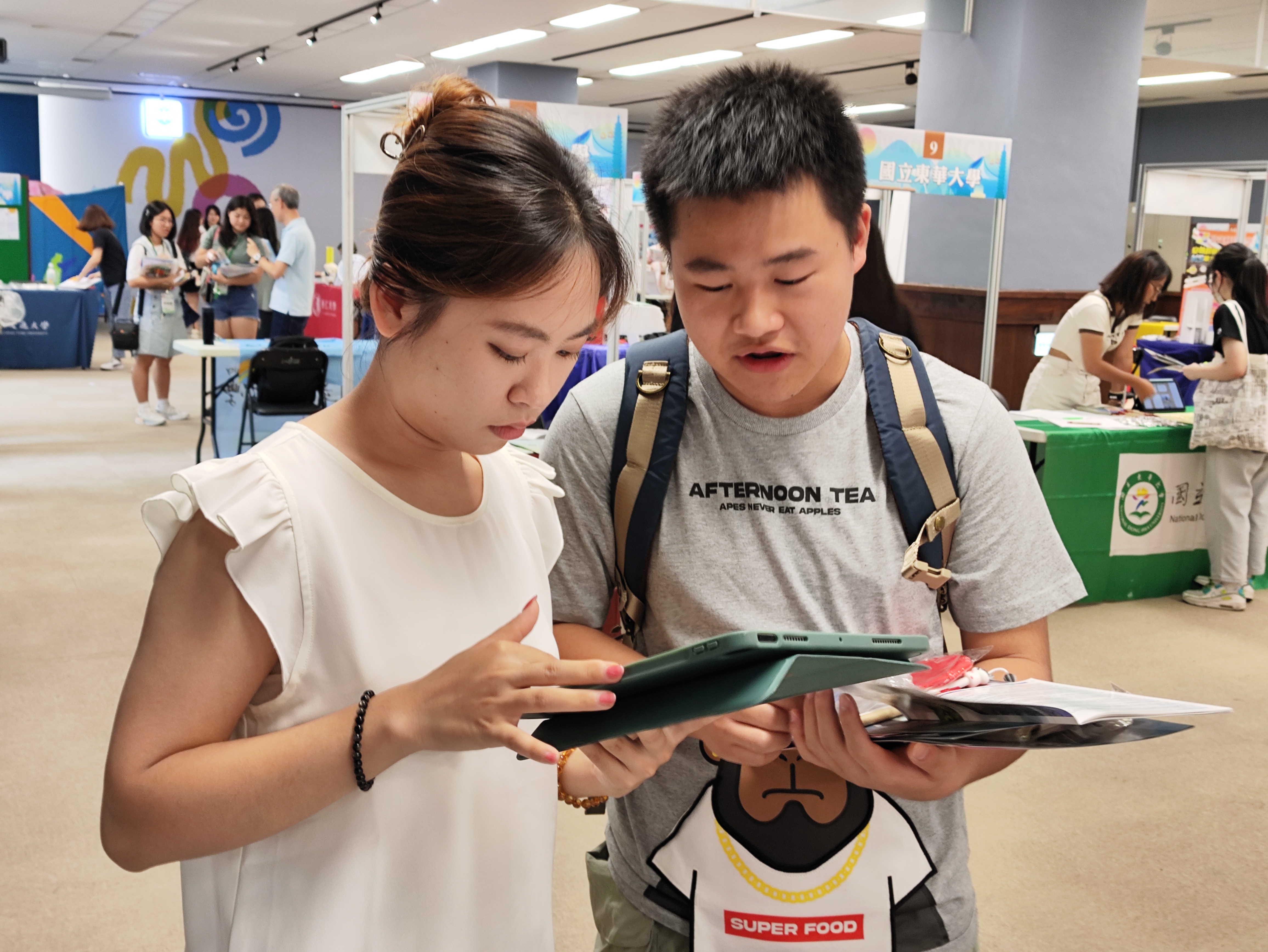 莫曉捷同學向港澳生介紹嘉大辦學特色