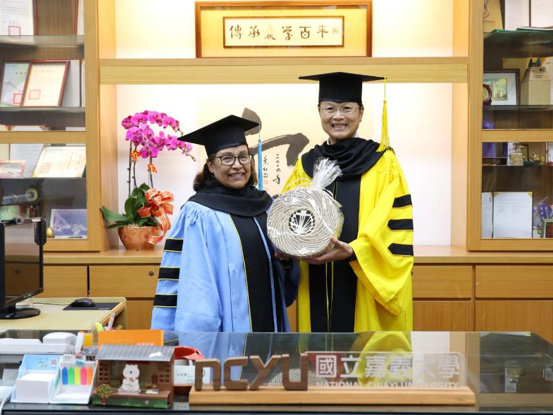 馬紹爾群島共和國總統希爾達·凱西·海妮致贈紀念品予林校長。(照片由秘書室公關組攝)