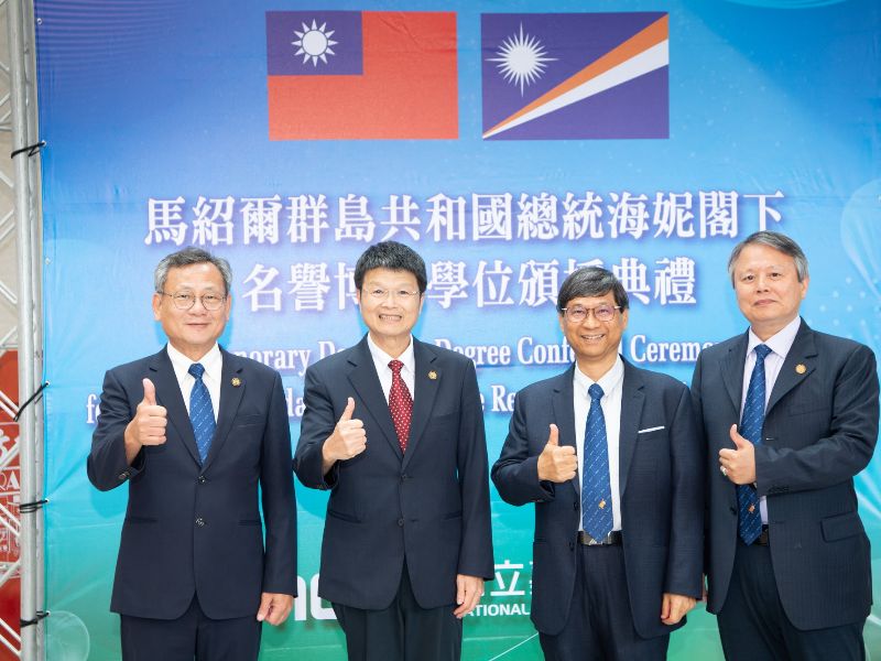校長與三位副校長合影(照片由專業攝影師攝)
