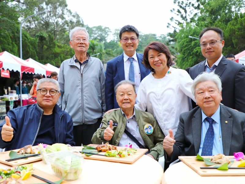 本校傑出校友劉芸富理事主席(後排右1)免費提供2隻烤全豬供大家品嚐。(照片由公關組提供)