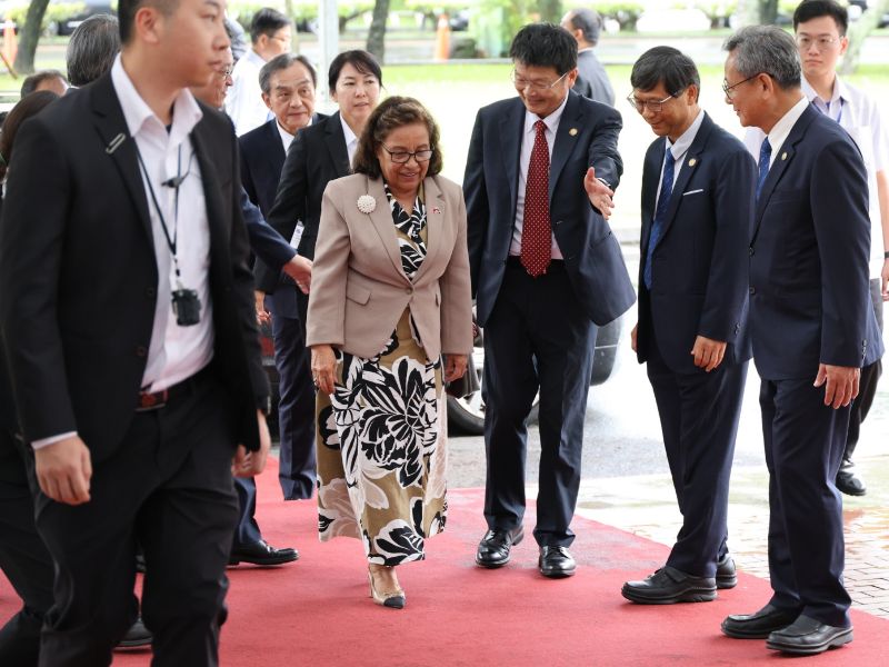 校長與副校長迎接馬紹爾群島共和國總統希爾達·凱西·海妮（Hilda C. Heine）(照片由秘書室公關組攝)